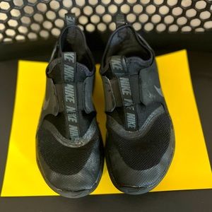 Boys Nike flexrunner size 3